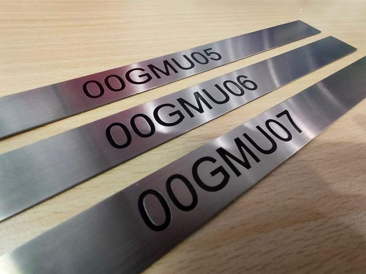 ป้ายกัดกรด ป้ายหน้าห้อง ป้ายตั้งโต๊ะ uob ป้ายสแตนเลสกัดกรด สแตนเลสทองกัดกรด