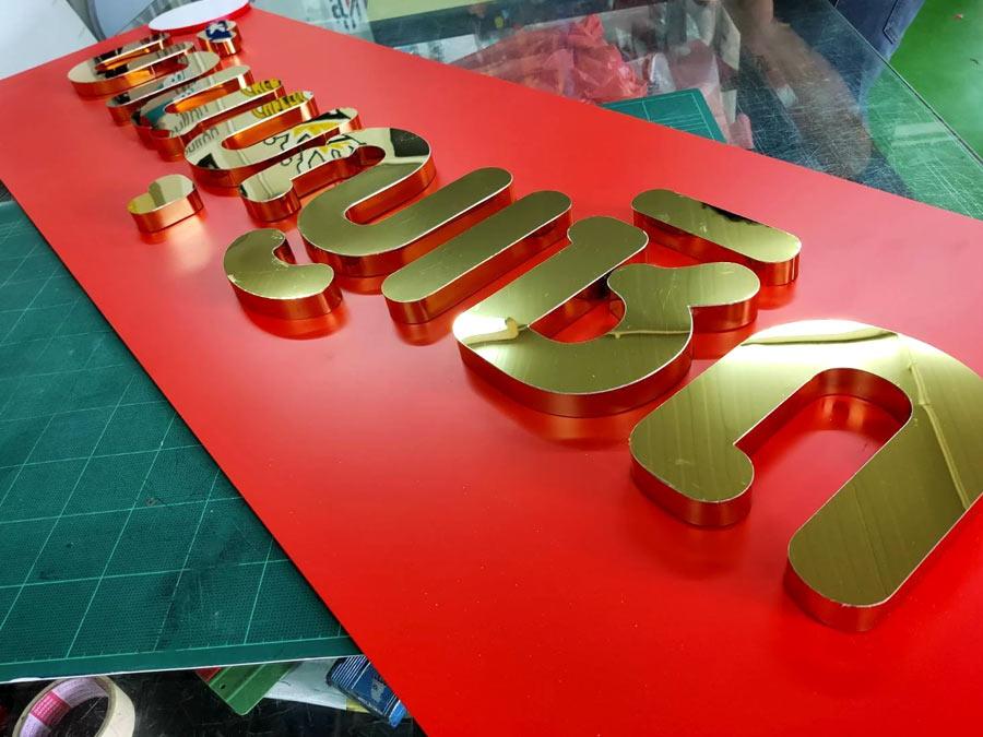 ป้ายตัวอักษรสแตนเลส Stainless Steel Letter Signage หรูหรา แข็งแรง ทนทาน เหมาะสำหรับป้ายบริษัท อาคาร และงานตกแต่ง
