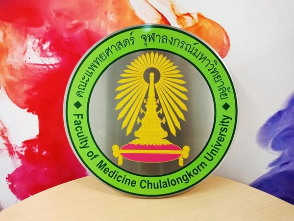 ป้ายวิทยาลัย ตัวอักษรคมชัด ทนทาน เหมาะสำหรับสถานศึกษา มหาวิทยาลัย และสถาบันการเรียนรู้