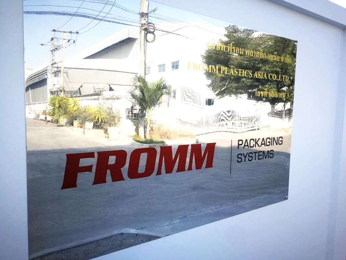 ป้ายสแตนเลสกัดกรด Etched Stainless Signage ตัวอักษรคมชัด หรูหรา ทนทาน เหมาะสำหรับป้ายบริษัท องค์กร และอาคาร