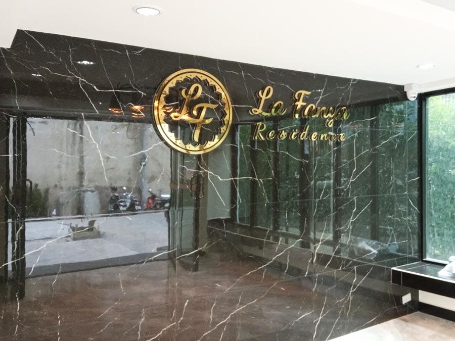 ป้ายตัวอักษรสแตนเลส Stainless Steel Letter Signage หรูหรา แข็งแรง ทนทาน เหมาะสำหรับป้ายบริษัท อาคาร และงานตกแต่ง