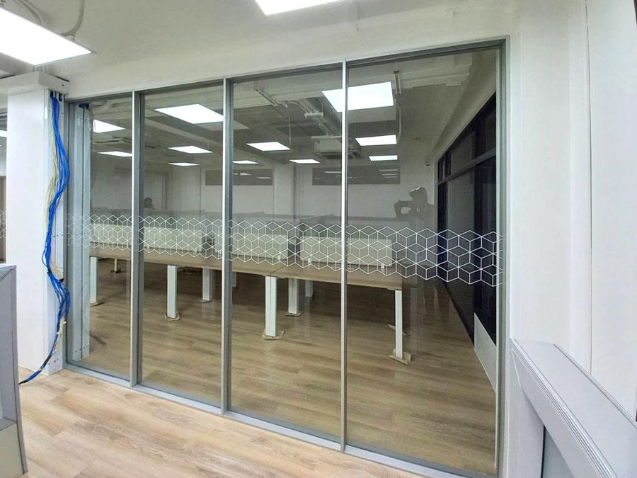 สติ๊กเกอร์ติดกระจก ทึบแสง กันแดด และโปร่งแสง พิมพ์คมชัด ช่วยลดแสงแดด เพิ่มความเป็นส่วนตัว เหมาะสำหรับอาคารและร้านค้า