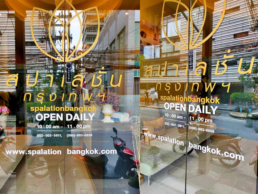 สติ๊กเกอร์ไดคัท และสติ๊กเกอร์ติดกระจกหน้าร้าน พิมพ์คมชัด สีสวยทนทาน เหมาะสำหรับงานตกแต่งร้านค้า โปรโมชัน และโฆษณา