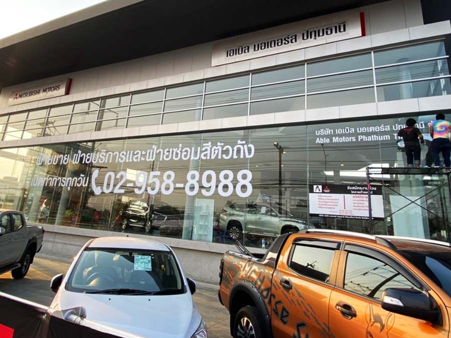 สติ๊กเกอร์ไดคัท และสติ๊กเกอร์ติดกระจกหน้าร้าน พิมพ์คมชัด สีสวยทนทาน เหมาะสำหรับงานตกแต่งร้านค้า โปรโมชัน และโฆษณา