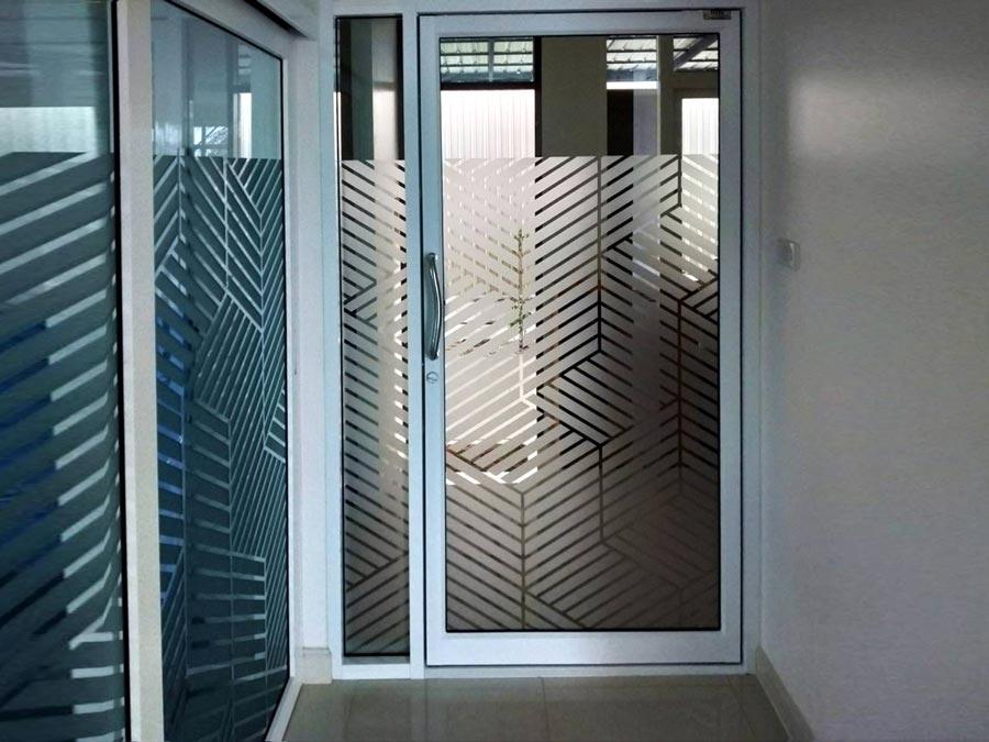 สติ๊กเกอร์ไดคัท และสติ๊กเกอร์ติดกระจกหน้าร้าน พิมพ์คมชัด สีสวยทนทาน เหมาะสำหรับงานตกแต่งร้านค้า โปรโมชัน และโฆษณา