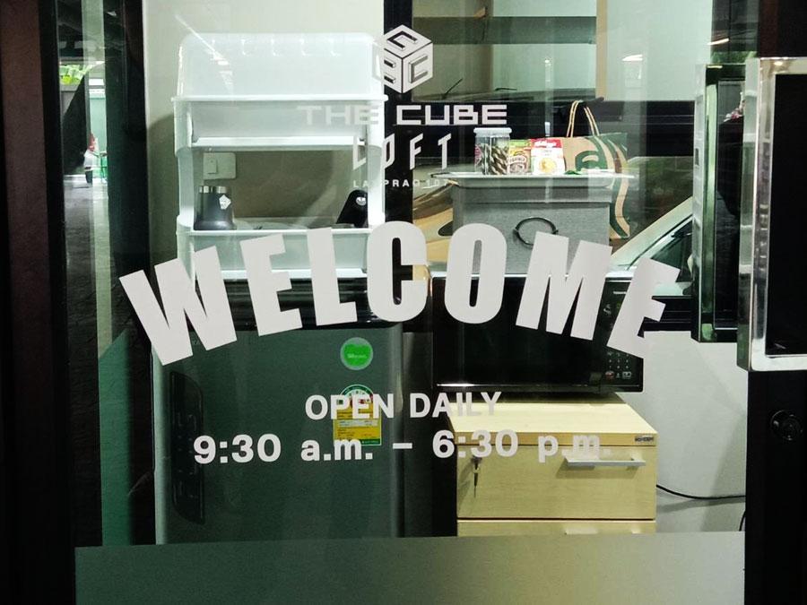 สติ๊กเกอร์ไดคัท และสติ๊กเกอร์ติดกระจกหน้าร้าน พิมพ์คมชัด สีสวยทนทาน เหมาะสำหรับงานตกแต่งร้านค้า โปรโมชัน และโฆษณา