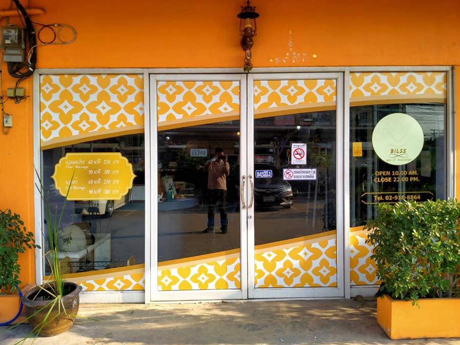 สติ๊กเกอร์ไดคัท และสติ๊กเกอร์ติดกระจกหน้าร้าน พิมพ์คมชัด สีสวยทนทาน เหมาะสำหรับงานตกแต่งร้านค้า โปรโมชัน และโฆษณา