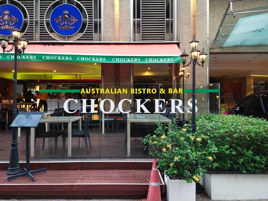 สติ๊กเกอร์ไดคัท และสติ๊กเกอร์ติดกระจกหน้าร้าน พิมพ์คมชัด สีสวยทนทาน เหมาะสำหรับงานตกแต่งร้านค้า โปรโมชัน และโฆษณา