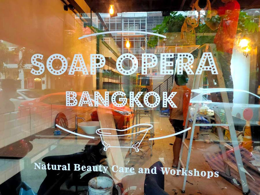 สติ๊กเกอร์ติดกระจก ทึบแสง กันแดด และโปร่งแสง พิมพ์คมชัด ช่วยลดแสงแดด เพิ่มความเป็นส่วนตัว เหมาะสำหรับอาคารและร้านค้า