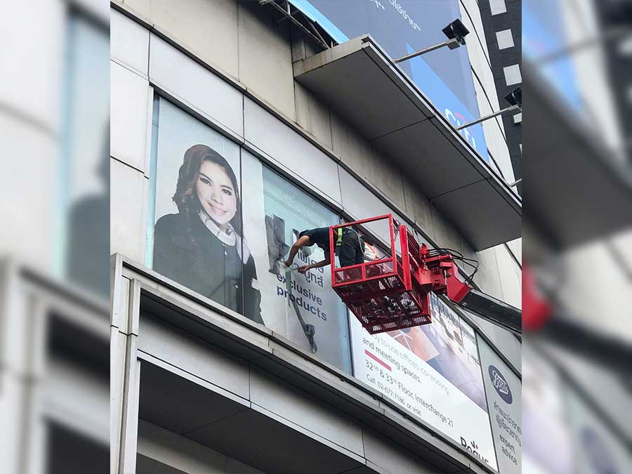 รับติดสติ๊กเกอร์อาคารสูง และป้ายติดตึก งานพิมพ์คมชัด ทีมช่างมืออาชีพ เหมาะสำหรับโฆษณา โปรโมชัน และสร้างภาพลักษณ์องค์กร