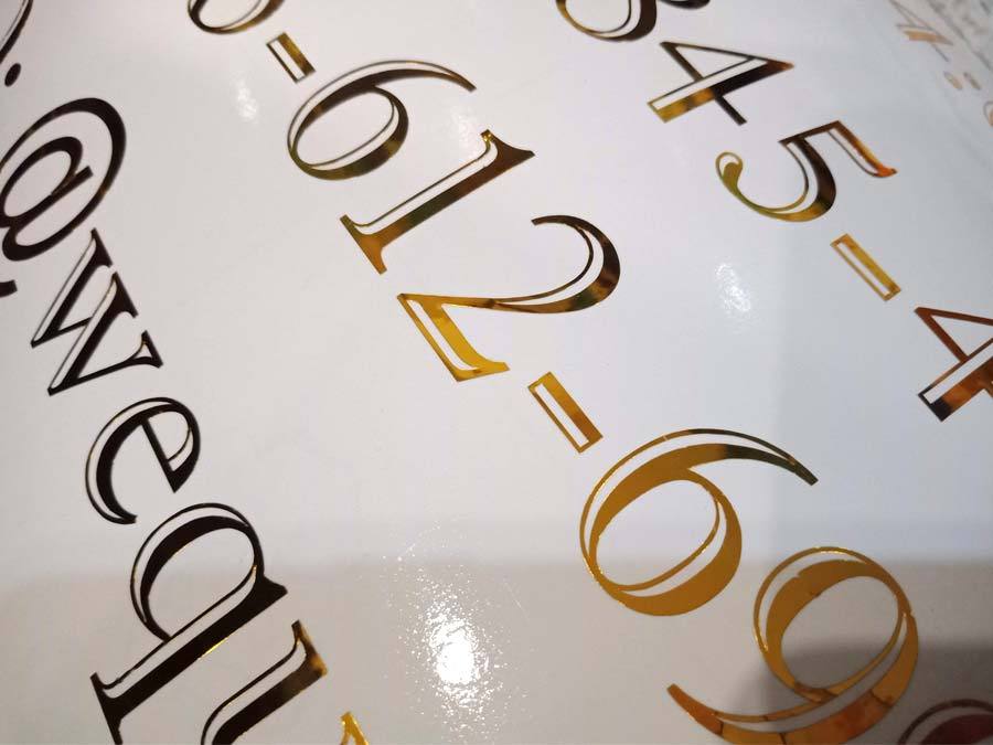 สติ๊กเกอร์ไดคัท และสติ๊กเกอร์ติดกระจกหน้าร้าน พิมพ์คมชัด สีสวยทนทาน เหมาะสำหรับงานตกแต่งร้านค้า โปรโมชัน และโฆษณา