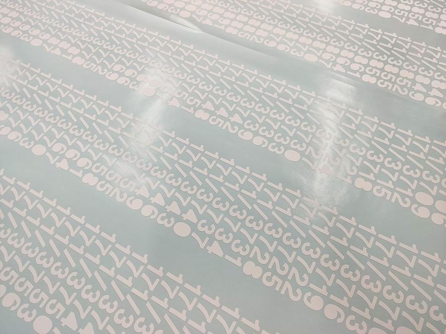 สติ๊กเกอร์ไดคัท และสติ๊กเกอร์ติดกระจกหน้าร้าน พิมพ์คมชัด สีสวยทนทาน เหมาะสำหรับงานตกแต่งร้านค้า โปรโมชัน และโฆษณา