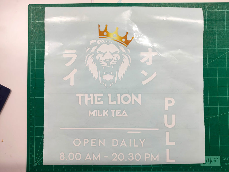 สติ๊กเกอร์ไดคัท และสติ๊กเกอร์ติดกระจกหน้าร้าน พิมพ์คมชัด สีสวยทนทาน เหมาะสำหรับงานตกแต่งร้านค้า โปรโมชัน และโฆษณา