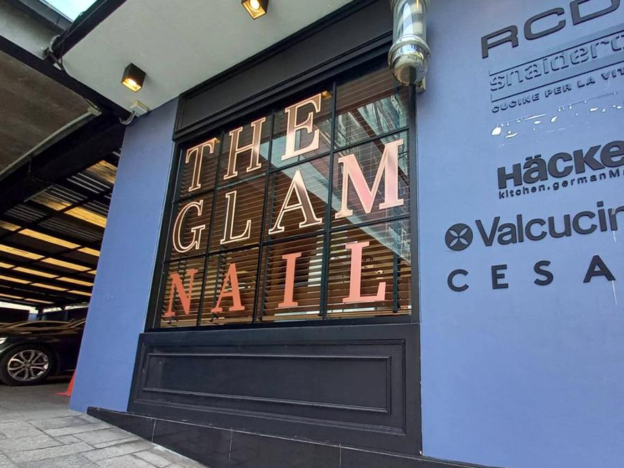 สติ๊กเกอร์ไดคัท และสติ๊กเกอร์ติดกระจกหน้าร้าน พิมพ์คมชัด สีสวยทนทาน เหมาะสำหรับงานตกแต่งร้านค้า โปรโมชัน และโฆษณา