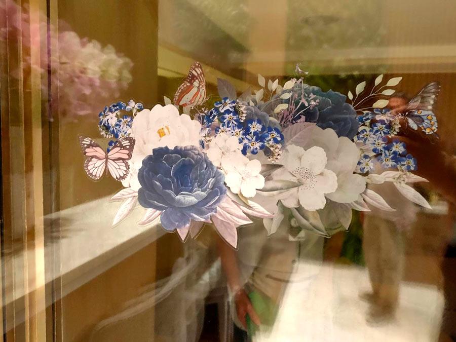 สติ๊กเกอร์ติดกระจก ทึบแสง กันแดด และโปร่งแสง พิมพ์คมชัด ช่วยลดแสงแดด เพิ่มความเป็นส่วนตัว เหมาะสำหรับอาคารและร้านค้า