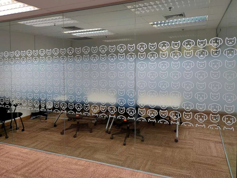 สติ๊กเกอร์ติดกระจก ทึบแสง กันแดด และโปร่งแสง พิมพ์คมชัด ช่วยลดแสงแดด เพิ่มความเป็นส่วนตัว เหมาะสำหรับอาคารและร้านค้า