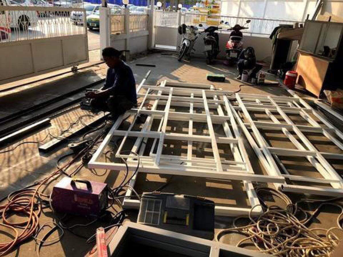 ป้ายเสา Pylon ป้ายทาวเวอร์ ดีไซน์โดดเด่น แข็งแรง ทนทาน เหมาะสำหรับป้ายบริษัท โครงการ อาคาร และงานโฆษณากลางแจ้ง