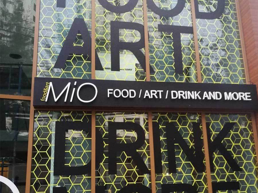 สติ๊กเกอร์ติดกระจก ทึบแสง กันแดด และโปร่งแสง พิมพ์คมชัด ช่วยลดแสงแดด เพิ่มความเป็นส่วนตัว เหมาะสำหรับอาคารและร้านค้า