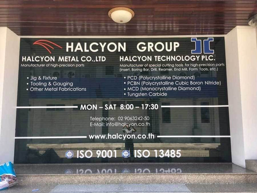 สติ๊กเกอร์ติดกระจก ทึบแสง กันแดด และโปร่งแสง พิมพ์คมชัด ช่วยลดแสงแดด เพิ่มความเป็นส่วนตัว เหมาะสำหรับอาคารและร้านค้า