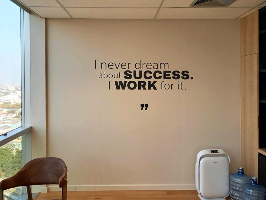 สติ๊กเกอร์ไดคัท และสติ๊กเกอร์ติดกระจกหน้าร้าน พิมพ์คมชัด สีสวยทนทาน เหมาะสำหรับงานตกแต่งร้านค้า โปรโมชัน และโฆษณา