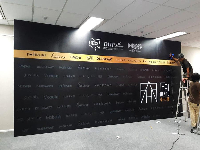 แบ็คดรอป ฉากถ่ายภาพโครงไม้ ฉากเวที ฉากถ่ายรูป photo backdropโครงไม้ รับติดตั้งและรื้อถอนฉากโครงไม้ ร้านป้ายกรุงเทพ