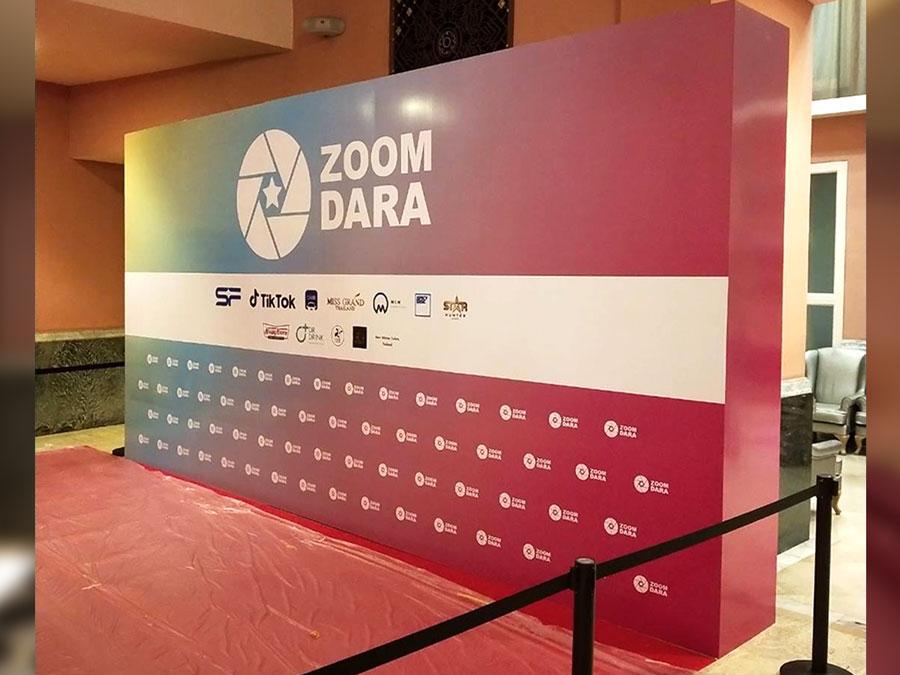 รับผลิตและติดตั้ง ฉากหลัง โครงไม้ ฉากหลังอิงค์เจ็ท ปริ้นท์สติ๊กเกอร์อิงค์เจ็ทติดฉาก Backdrop การ์ตูน ฉากเวทีโครงไม้ 2 เมตร