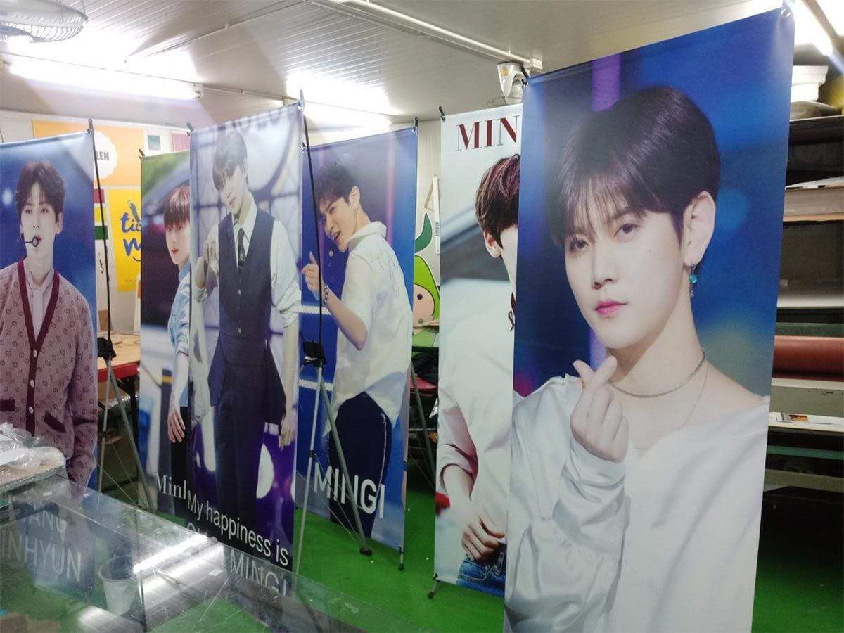 X Stand เอ็กซ์สแตน POSM ป้ายศิลปินเกาหลี ป้ายประชาสัมพันธ์ อุปกรณ์ออกบูธ มีอะไรบ้าง แสดงสินค้า คอนเสิร์ต ดาราเกาหลี