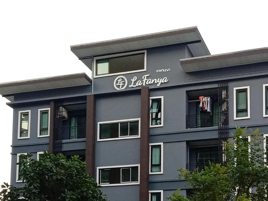 ป้ายอักษรโลหะ และป้ายโลโก้ ดีไซน์หรูหรา แข็งแรง ทนทาน เหมาะสำหรับป้ายบริษัท ร้านค้า และงานตกแต่งอาคาร