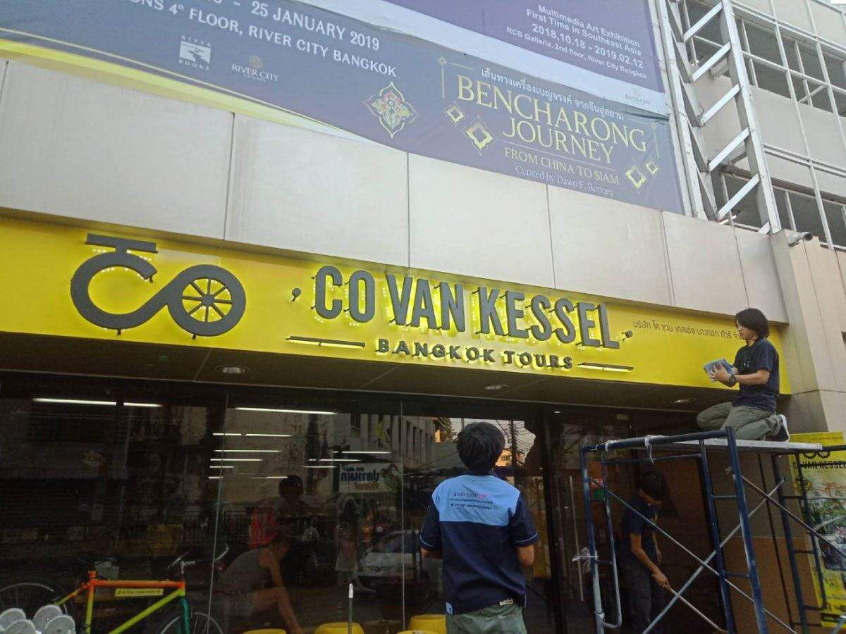 ป้ายอักษรโลหะ และป้ายโลโก้ ดีไซน์หรูหรา แข็งแรง ทนทาน เหมาะสำหรับป้ายบริษัท ร้านค้า และงานตกแต่งอาคาร