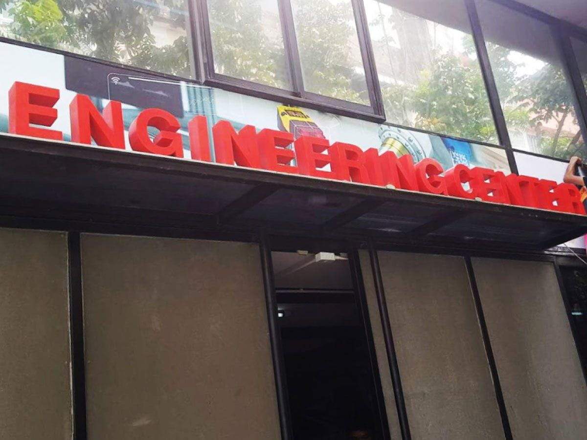 ป้ายอักษรโลหะ และป้ายโลโก้ ดีไซน์หรูหรา แข็งแรง ทนทาน เหมาะสำหรับป้ายบริษัท ร้านค้า และงานตกแต่งอาคาร