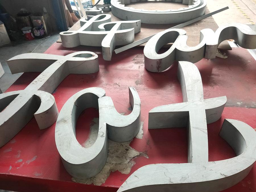 ป้ายอักษรโลหะ และป้ายโลโก้ ดีไซน์หรูหรา แข็งแรง ทนทาน เหมาะสำหรับป้ายบริษัท ร้านค้า และงานตกแต่งอาคาร