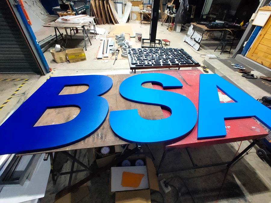 ป้ายอักษรโลหะ และป้ายโลโก้ ดีไซน์หรูหรา แข็งแรง ทนทาน เหมาะสำหรับป้ายบริษัท ร้านค้า และงานตกแต่งอาคาร