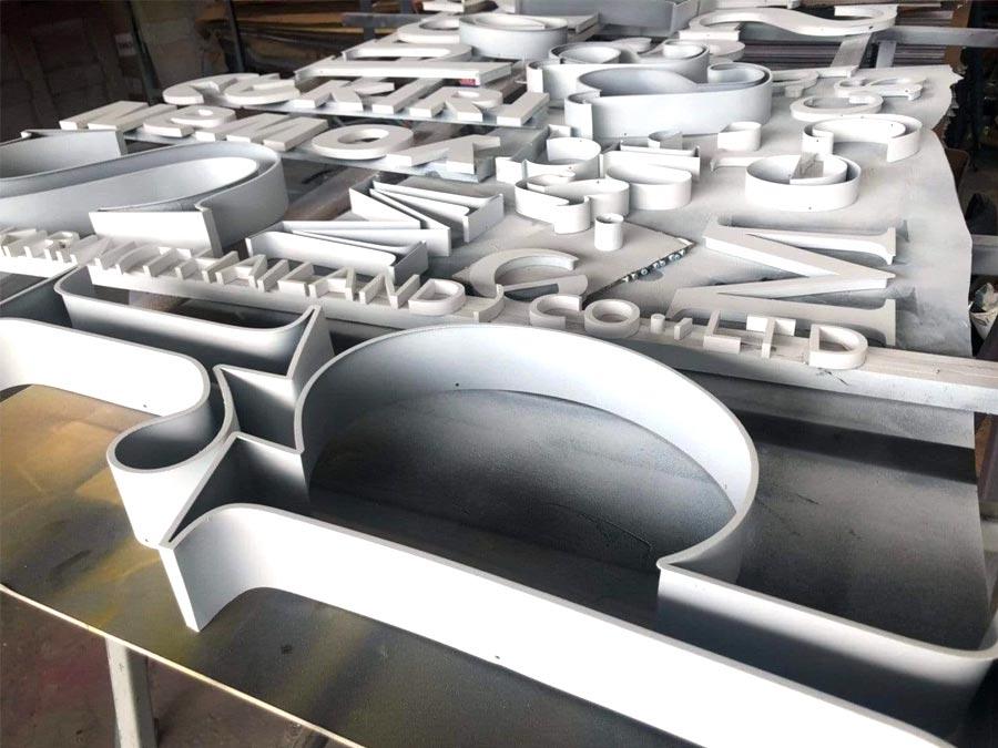 ป้ายอักษรโลหะ และป้ายโลโก้ ดีไซน์หรูหรา แข็งแรง ทนทาน เหมาะสำหรับป้ายบริษัท ร้านค้า และงานตกแต่งอาคาร