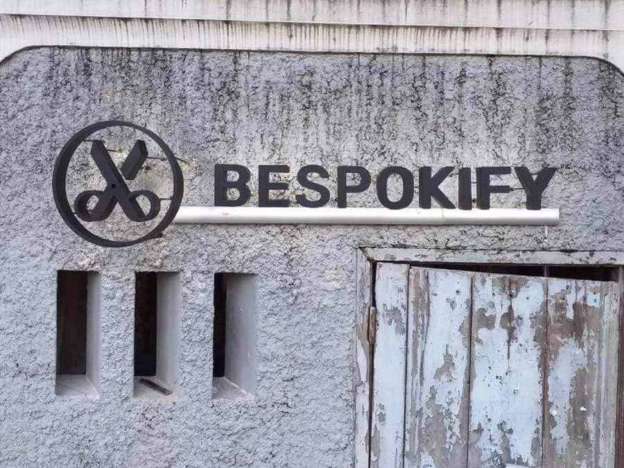 ป้ายอักษรโลหะ และป้ายโลโก้ ดีไซน์หรูหรา แข็งแรง ทนทาน เหมาะสำหรับป้ายบริษัท ร้านค้า และงานตกแต่งอาคาร