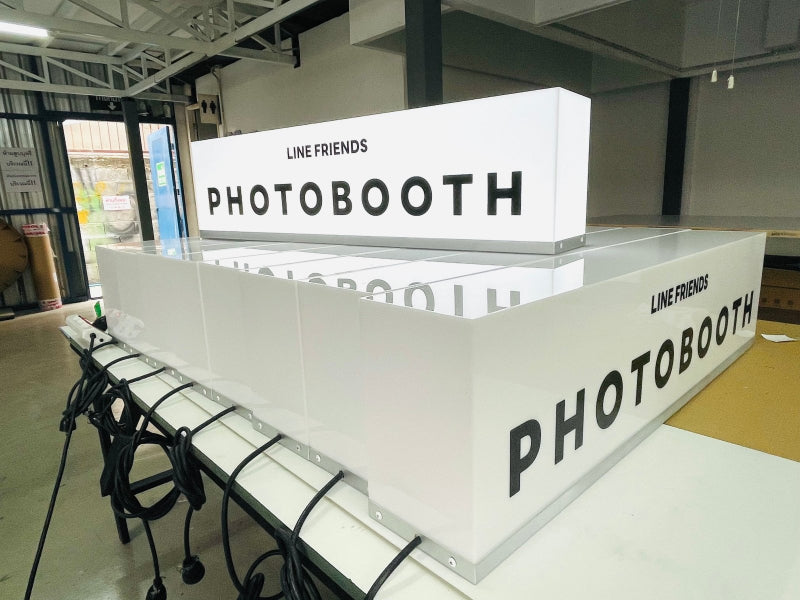 กล่องไฟอะคริลิค ไฟออกรอบตัว ติดยื่นจากผนัง สว่างชัดเจน เหมาะสำหรับร้านค้าและป้ายหน้าร้าน