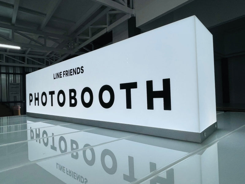 กล่องไฟอะคริลิค ไฟออกรอบตัว ติดยื่นจากผนัง สว่างชัดเจน เหมาะสำหรับร้านค้าและป้ายหน้าร้าน