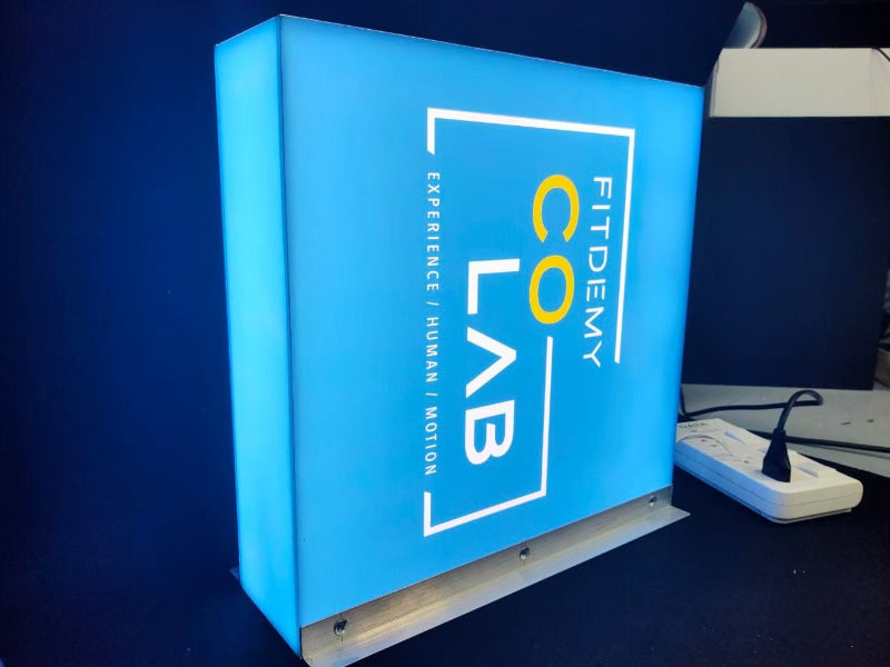 กล่องไฟอะคริลิค ไฟออกรอบป้าย ติดยื่นจากผนัง สว่างชัดเจน เหมาะสำหรับร้านค้าและป้ายหน้าร้าน