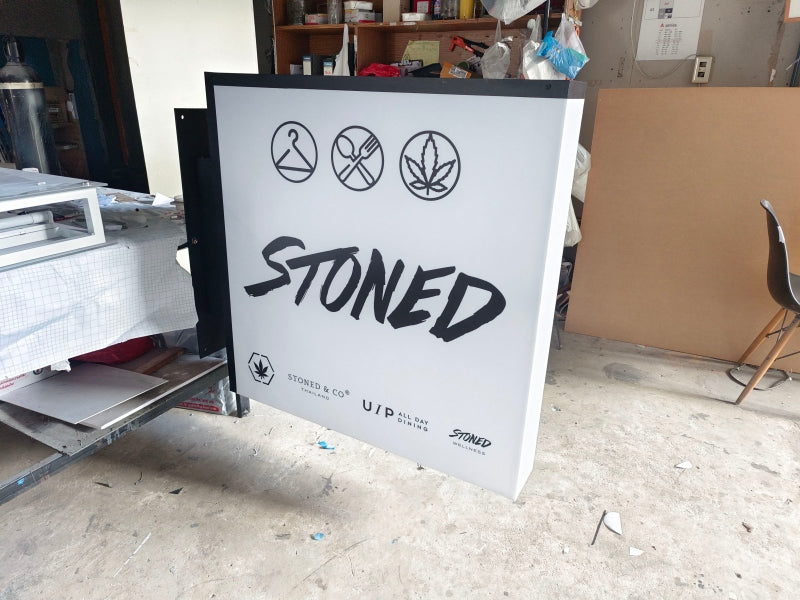 กล่องไฟอะคริลิค ไฟออกรอบป้าย ติดยื่นจากผนัง สว่างชัดเจน เหมาะสำหรับร้านค้าและป้ายหน้าร้าน