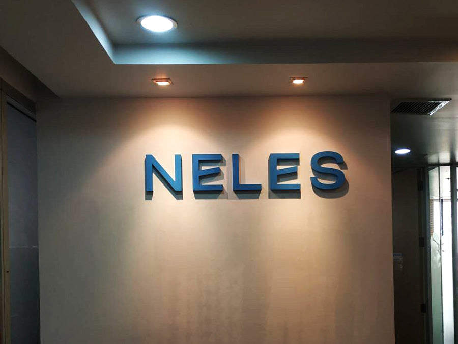 ป้ายอักษรโลหะ และป้ายโลโก้ ดีไซน์หรูหรา แข็งแรง ทนทาน เหมาะสำหรับป้ายบริษัท ร้านค้า และงานตกแต่งอาคาร