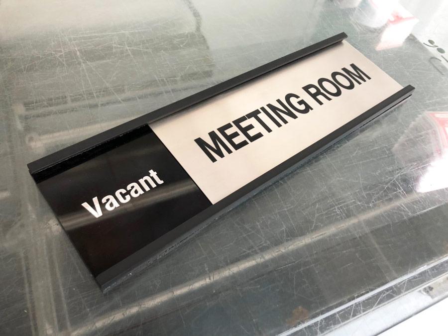 ป้ายสอด รางสอดป้ายหน้าห้อง และป้ายบอกชั้น ดีไซน์เรียบหรู ใช้งานสะดวก เหมาะสำหรับอาคารสำนักงาน โรงเรียน และโรงพยาบาล