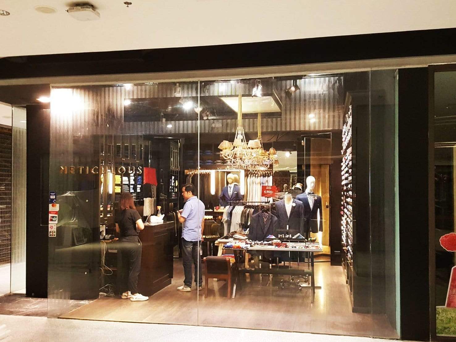 ตกแต่งผนัง กระจกร้านค้า ในห้างสรรพสินค้า indoor  สติกเกอร์ติดกระจก