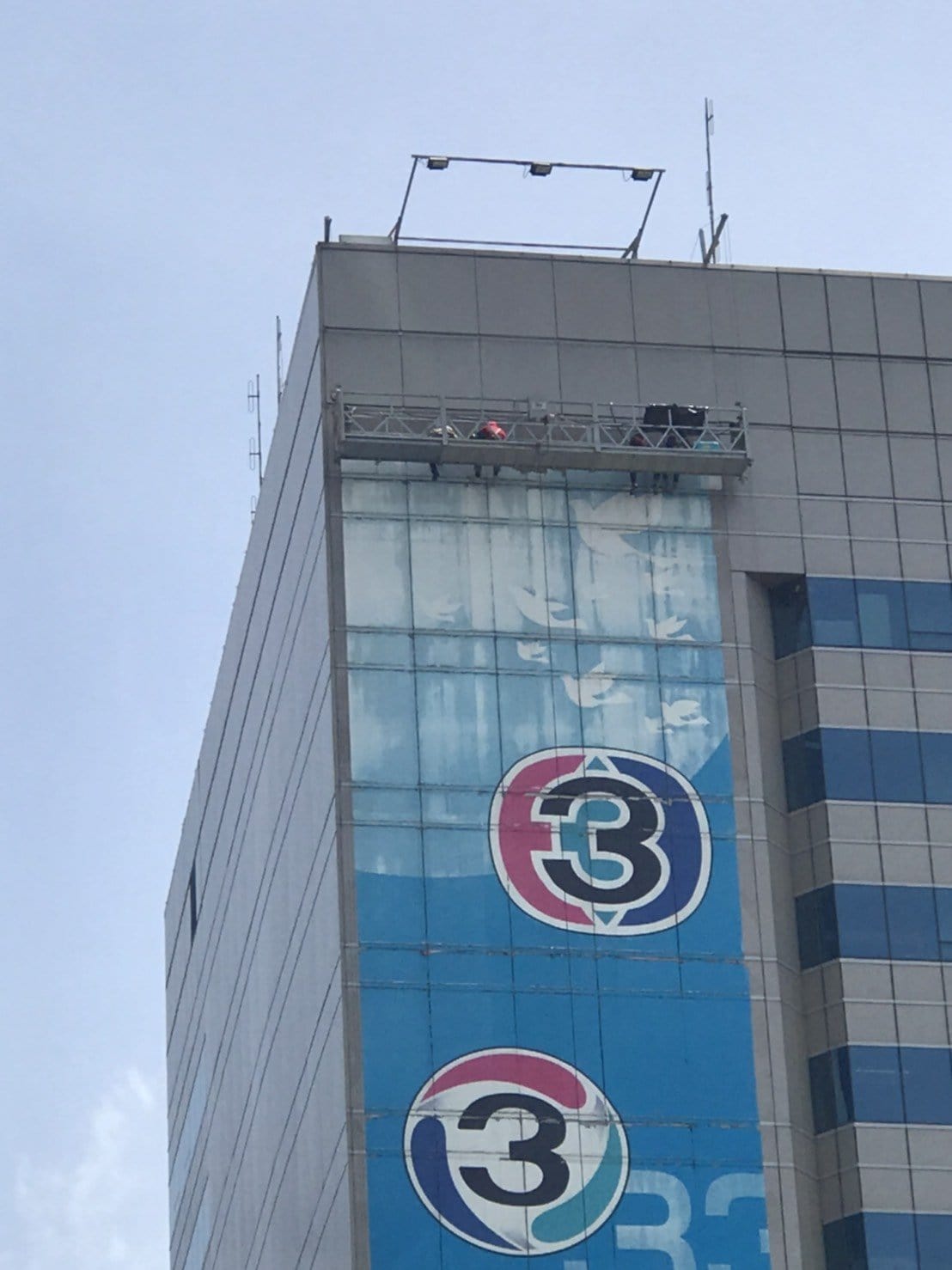 รับติดสติ๊กเกอร์อาคารสูง และป้ายติดตึก งานพิมพ์คมชัด ทีมช่างมืออาชีพ เหมาะสำหรับโฆษณา โปรโมชัน และสร้างภาพลักษณ์องค์กร