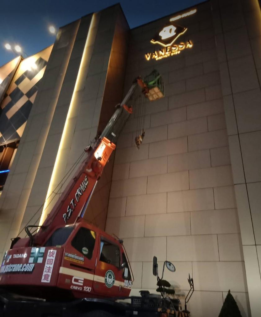 รับติดสติ๊กเกอร์อาคารสูง และป้ายติดตึก งานพิมพ์คมชัด ทีมช่างมืออาชีพ เหมาะสำหรับโฆษณา โปรโมชัน และสร้างภาพลักษณ์องค์กร