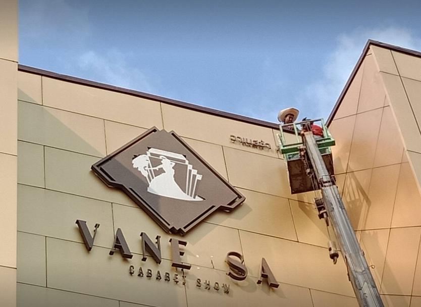 รับติดสติ๊กเกอร์อาคารสูง และป้ายติดตึก งานพิมพ์คมชัด ทีมช่างมืออาชีพ เหมาะสำหรับโฆษณา โปรโมชัน และสร้างภาพลักษณ์องค์กร