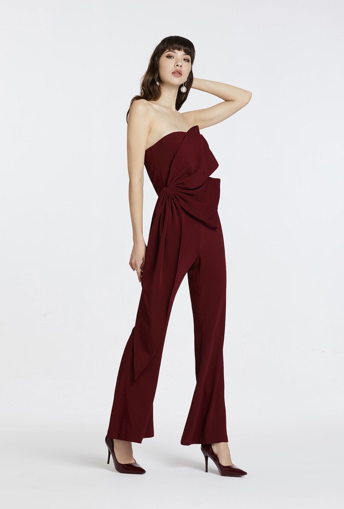 ถ่ายภาพแฟชั่น (Fashion) รับถ่ายภาพแฟชั่น เต็มตัว ชุดสีแดง โพสท่า ฉากหลังสีขาว