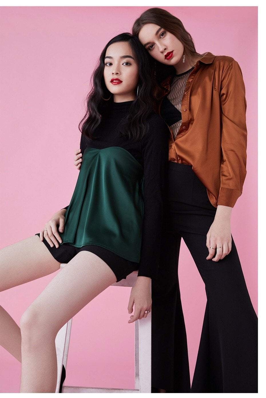 ถ่ายภาพแฟชั่น (Fashion) รับถ่ายภาพแฟชั่น ผู้หญิง คู่ ชุดสีเขียว ส้มอิฐ ชิดกัน ฉากหลังสีชมพู