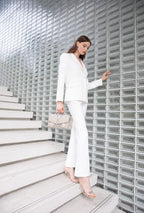 ถ่ายภาพแฟชั่น (Fashion) รับถ่ายภาพแฟชั่น ถ่ายภาพผู้บริหาร เดินลงบันได ชุดสูทขาว มาดเท่