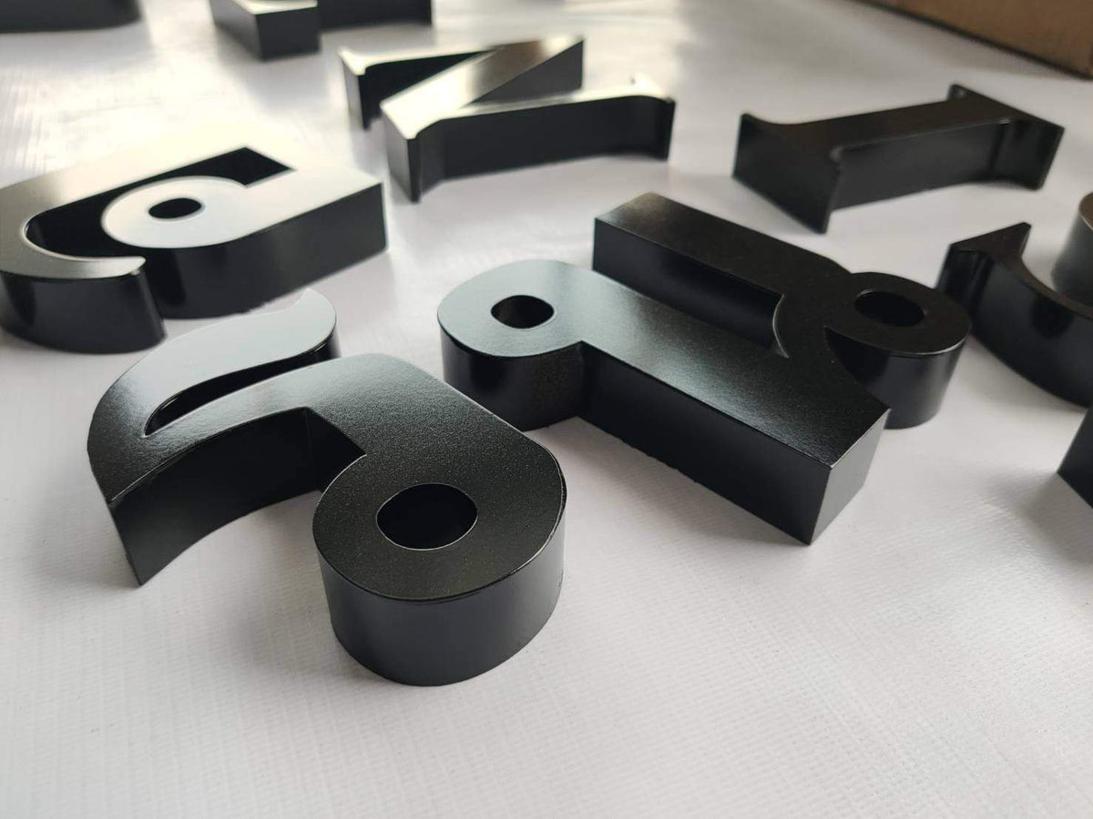 ป้ายอักษรโลหะ และป้ายโลโก้ ดีไซน์หรูหรา แข็งแรง ทนทาน เหมาะสำหรับป้ายบริษัท ร้านค้า และงานตกแต่งอาคาร