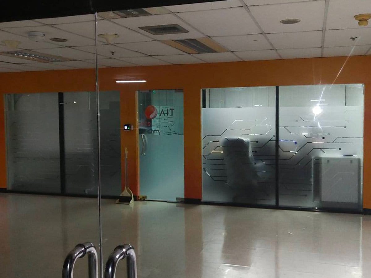 สติ๊กเกอร์ฝ้า ติดกระจก ฟิล์มฝ้าติดกระจก - Octopus Media Solutions