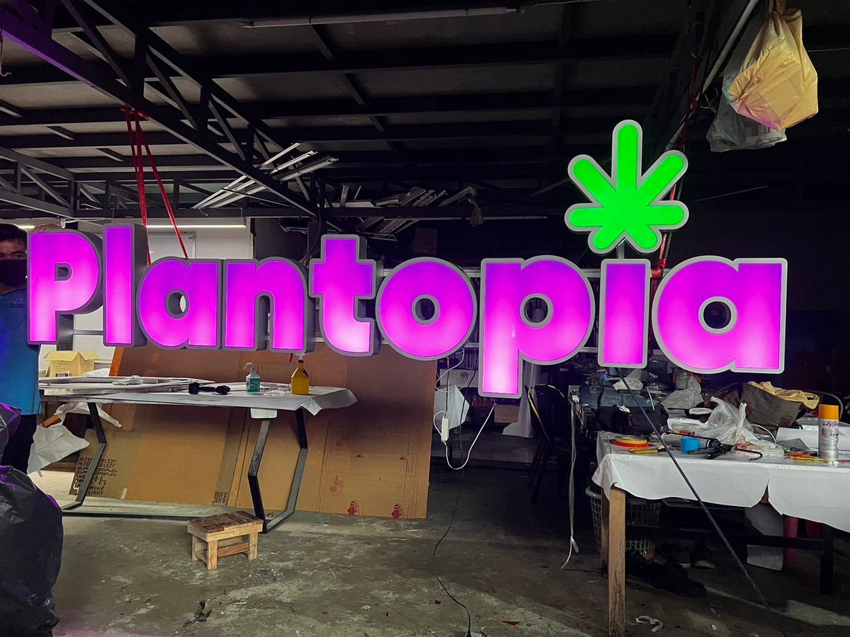 อักษรไฟออกหน้า สว่างชัดเจน ดีไซน์โดดเด่น เหมาะสำหรับป้ายร้านค้า บริษัท และอาคารพาณิชย์